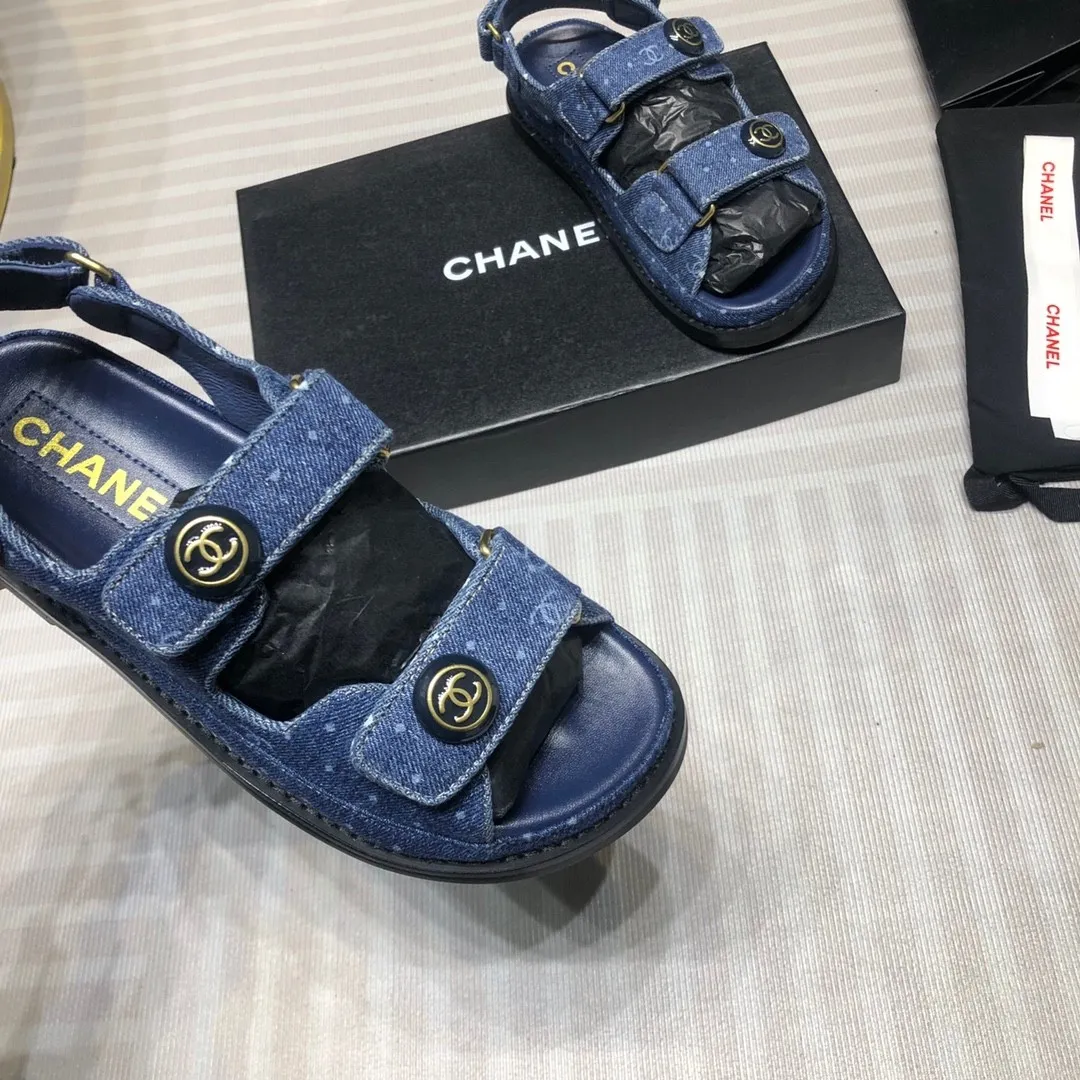 👟👟Ex-factory price 480👟👟Chanel 2020ss new Velcro sandals, top counter quality (welcome🆚comparison)💪 ⚠️As Chanel's classic shoe king, it is a hot item every summer. Once you start wearing sandals in summer, sports shoes will be relegated to the sidelines! Haha, the pattern will change a little every year, ⚠️2020 Chanel Spring and Summer New Season Double C Velcro Casual Sandals, 💯The upper adds more fashionable elements of Xiaoxiang, ⚠️Lingge electric embroidery. The upper is cowhide and the lining is sheepskin. It is comfortable and breathable to wear. It is very comfortable and versatile. ⚠️A very comfortable sandal for the feet! Size 35-40 (custom-made for 41)